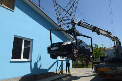 Bursa'da kaçak evinin yıkımını engellemek için otomobilini park etti