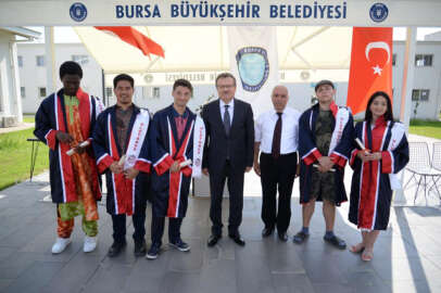 Bursa'da misafir öğrenciler mezuniyet töreninde Türkçelerini konuşturdu