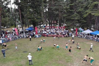 Bursa'da Alıç Yaylası 3. Karakucak Güreşleri kıran kırana mücadeleye sahne oldu