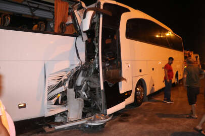 Tur otobüsü yolcu otobüsüne arkadan çarptı: 2'si ağır 25 yaralı