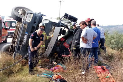 Bursa'da korkunç kaza! Sürücü devrilen beton mikserine sıkıştı