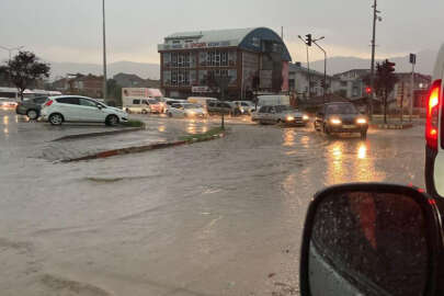 Bursa İnegöl'de sağanak yağış yolları göle çevirdi