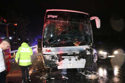 D-650’de yolcu otobüsü tıra çarptı: 25 yaralı