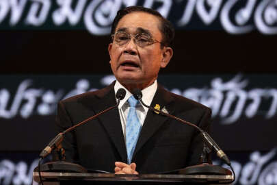 Tayland Başbakanı, görevden uzaklaştırıldı