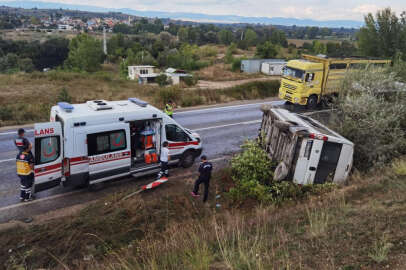 Bursa'da kontrolden çıkan servis minibüsü devrildi: Yaralılar var
