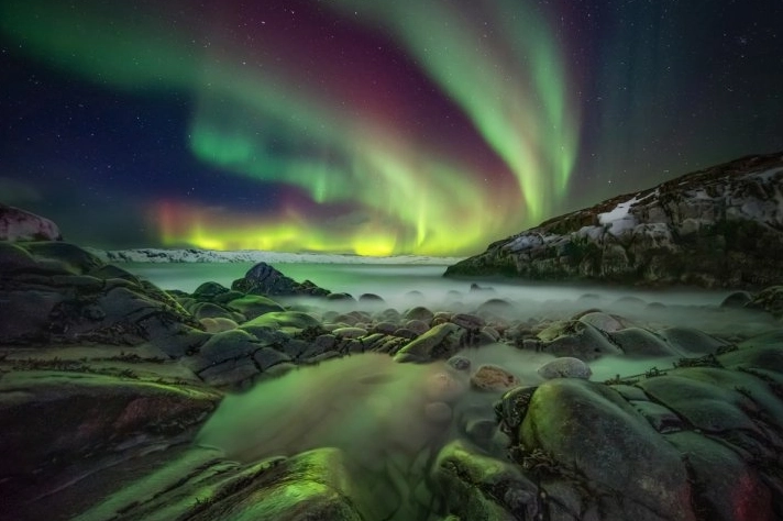 Kola Yarımadası'nı aydınlatan kuzey ışıklarından muhteşem kareler