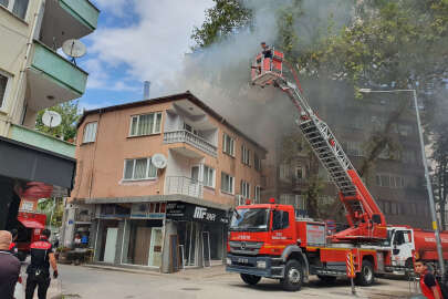 Bursa'da apartmanın çatı katında yangın