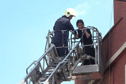 Bursa'da apartman yangını: İtfaiye ve 112 ekipleri 2 canı böyle hayata döndürdü