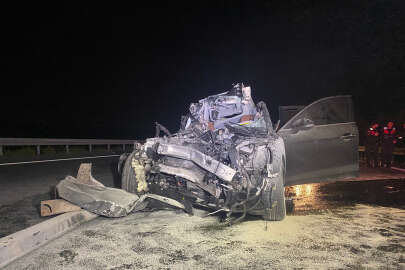 Bursa'da korkunç kaza! Otomobil hurdaya döndü...