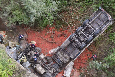 Bursa'da tır viyadükten dereye uçtu!