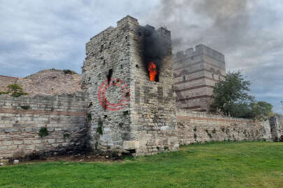 Tarihi surlardaki kule alev alev yandı