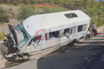 Tur otobüsü kaza yaptı: 1'i ağır 10 yaralı