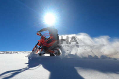 Ergan Dağı'nın zirvesine motosikletleriyle çıkarak sezonun ilk kayağını yaptılar