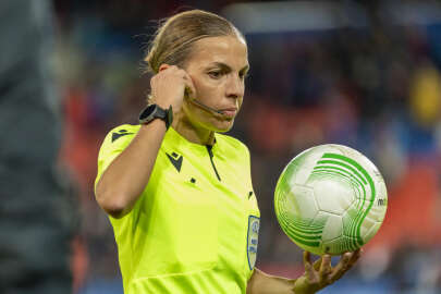 Dünya kupasında bir ilk: Bu kez kadın hakem...