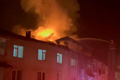 Bursa'da 3 katlı apartmanın çatısı alev alev!