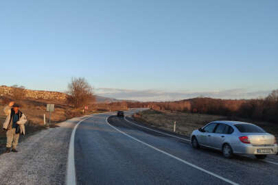Dağ başında kulübesinde kalıyor, gelenlere el sallıyor!