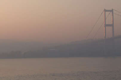 İstanbul 2023'e sisle uyandı: Boğazı kapattı!