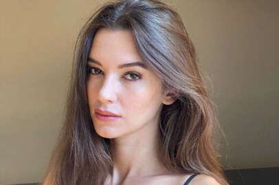 Güzel oyuncudan karnı burnunda poz