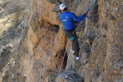 Öğretmen, kayalıkta mahsur kalan keçiyi kurtardı