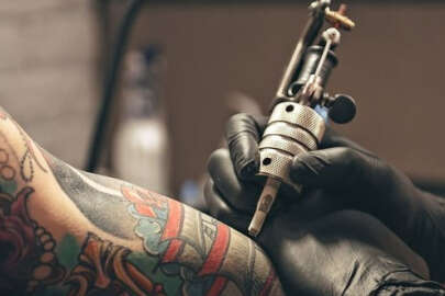 Renkli dövme silinir mi?