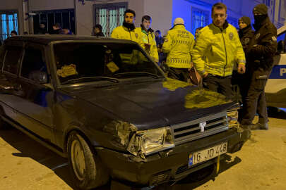 Bursa'da aracıyla binaya ve park halindeki otomobile çarptı