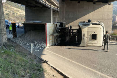 D-100'de tır devrildi, yol kapandı: 1 yaralı!