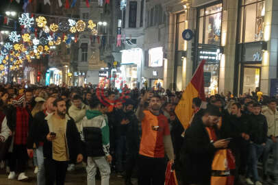 Taksim Meydanı'nda derbi kutlaması