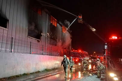 İstanbul'da alevler koca fabrikayı yuttu: İtfaiyenin çabası yetmedi!