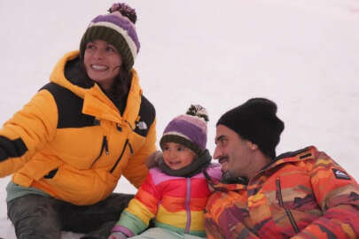 Ünlü çift kızlarıyla kayak tatilinde!