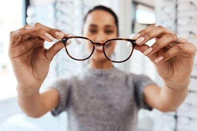 Gözlük insanları daha zeki ve çekici göstermiyor