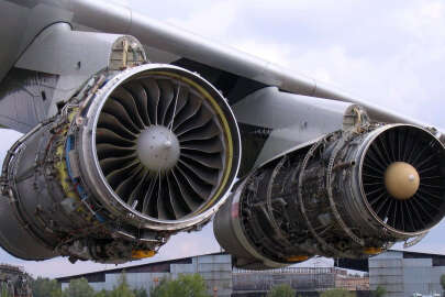 Yolcu uçağında panik, motoru alev aldı