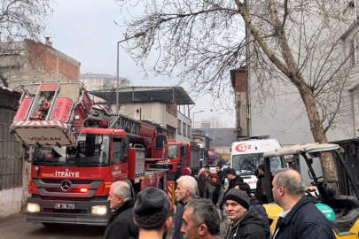 Bursa’da apartmanın altındaki kereste deposu alev alev!