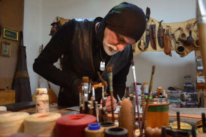 Osmanlı subaylarının kemerlerini üretiyor