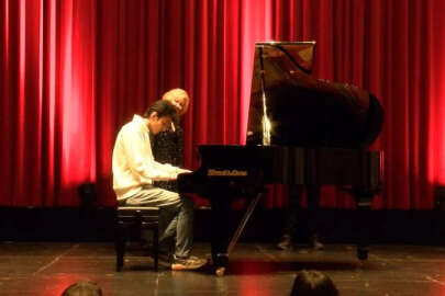 Kurye piyanist, dünyaca ünlü piyanistin sahnesinde!