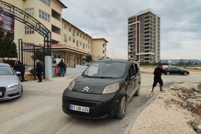 Mersin'de dehşet: Öğrencilerin arasına daldı, aracını bırakıp!..