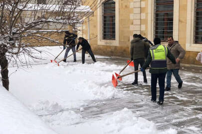  Bayburt’ta karla mücadele sürüyor