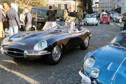 Klasik arabalar Paris sokaklarında