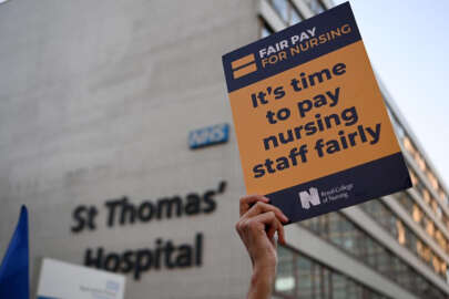 İngiltere'de öğretmenler ve hemşireler greve gidiyor