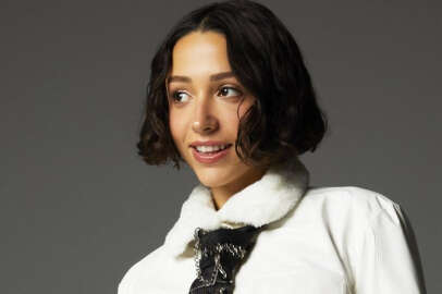 Zeynep Bastık'tan balkon pozu...