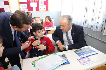 Bursa’da karne günü: Çocukların heyecanına ortak oldular!