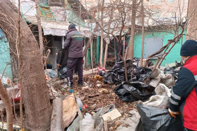 Ev değil, çöplük: Konya’da bir evden tam 3 kamyon!..