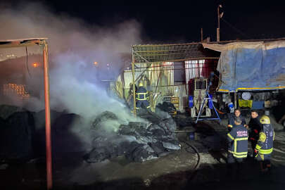 Geri dönüşüm deposunda yangın: İki iş yeri alev alev!