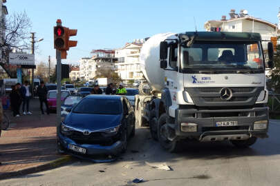 Beton mikseri dehşeti: Çarptığı otomobil trafik ışığına vurarak!..