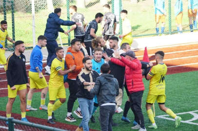 Çirkin görüntüler: Maç bitti, saha karıştı, taraftar sahaya indi!