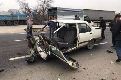 Bursa’da feci kaza: Otomobil ikiye bölündü, yaralılar var