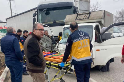 Bursa'da TIR ile kamyonet çarpıştı, sıkışan yolcu!..