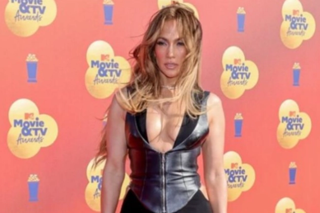 Kırmızı halıda şıklık yarışı! Ne yaptılarsa onun önüne geçemediler