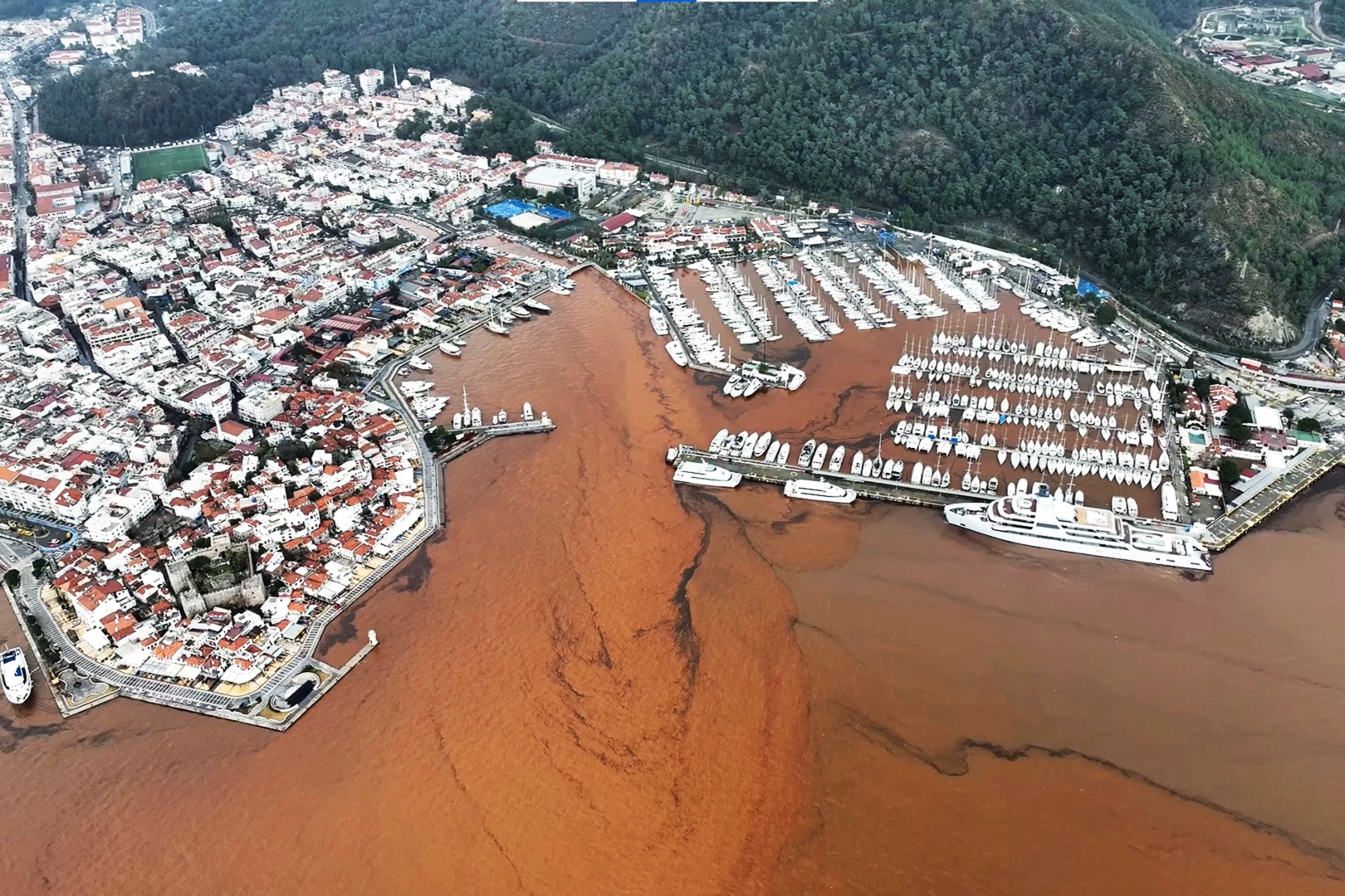 Marmaris’te denizin rengi değişti!