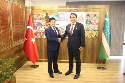 Cem Kürşad Hasanoğlu’na ‘Halklar Dostluğu Nişanı’