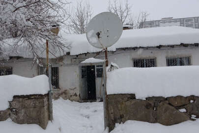 Bitlis’te yoğun kar yağışı: Tek katlı evler ve arabalar!..